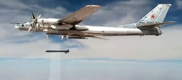 Un bombardier stratégique Tu-95MS lance un missile de croisière Kh-101 our frapper un site terroriste en Syrie - Sputnik Afrique
