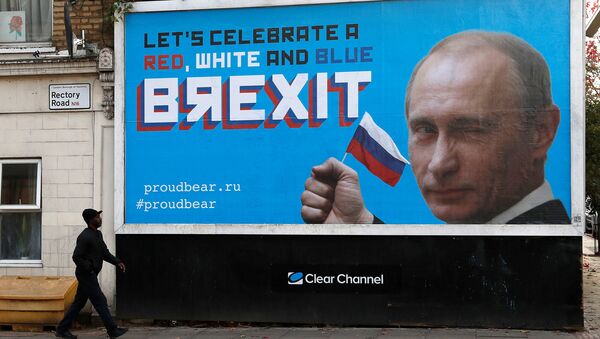 A man walks past a billboard poster in London, Britain, November 8, 2018 - Sputnik Afrique