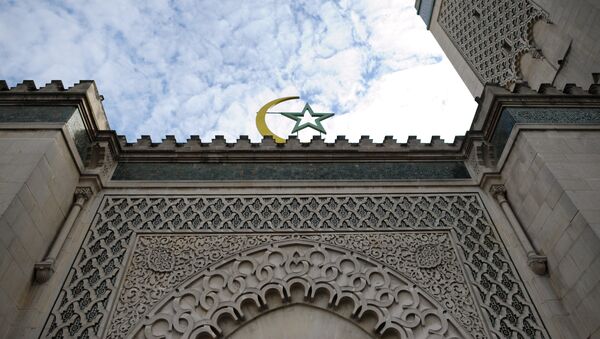 This picture taken on March 11, 2010 in Paris, shows the Islamic crescent at the entrance of the Paris Great Mosque. - Sputnik Afrique