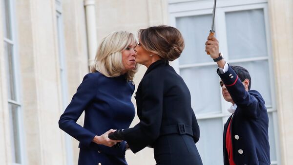 Brigitte Macron, wife of French President Macron and U.S. first lady Melania Trump kiss as they meet at the Elysee Palace on the eve of the commemoration ceremony for Armistice Day, 100 years after the end of the First World War, in Paris, France, November 10, 2018. - Sputnik Afrique