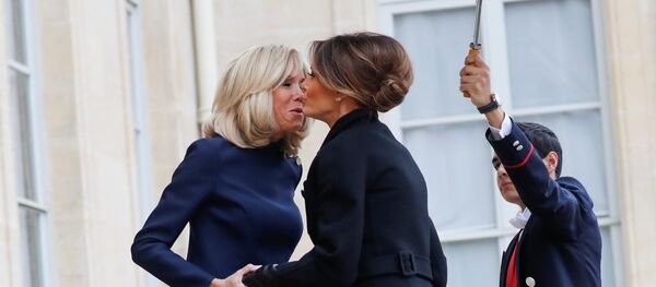 Brigitte Macron, wife of French President Macron and U.S. first lady Melania Trump kiss as they meet at the Elysee Palace on the eve of the commemoration ceremony for Armistice Day, 100 years after the end of the First World War, in Paris, France, November 10, 2018. - Sputnik Afrique