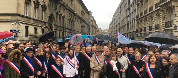 Manifestation des maires des collectivités locales d’Ile-de-France bloquée par la police - Sputnik Afrique