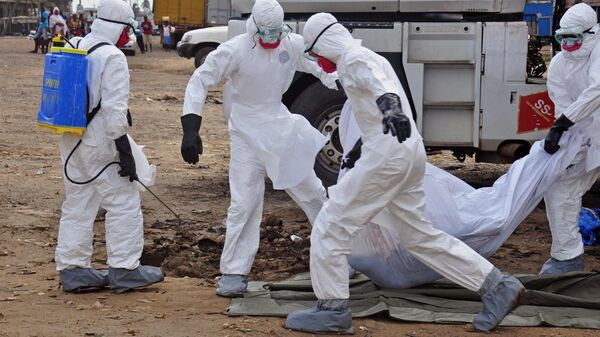 Travailleurs du domaine de la santé portent le corps d'une victime présumée d'Ebola (archives) - Sputnik Afrique