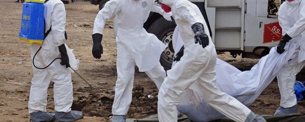 Travailleurs du domaine de la santé portent le corps d'une victime présumée d'Ebola (archives) - Sputnik Afrique