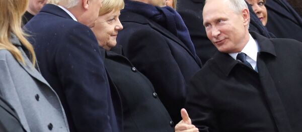 Russian President Vladimir Putin talks with German Chancellor Angela Merkel and U.S. President Donald Trump as they attend a commemoration ceremony for Armistice Day, 100 years after the end of the First World War at the Arc de Triomphe, in Paris, France, November 11, 2018. - Sputnik Afrique