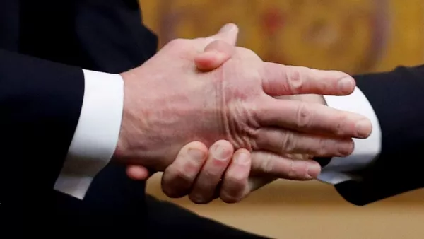 U.S. President Donald Trump shakes hands with French President Emmanuel Macron as they meet at Elysee presidential palace, as part of the commemoration ceremony for Armistice Day, 100 years after the end of the First World War, in Paris, France, November 10, 2018. - Sputnik Afrique