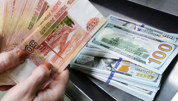 Доллары США и рубли в кассе по обмену валют в отделении Сбербанка в Казани. - Sputnik Afrique