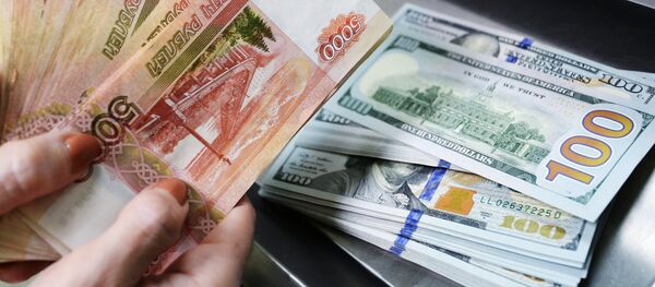 Доллары США и рубли в кассе по обмену валют в отделении Сбербанка в Казани. - Sputnik Afrique
