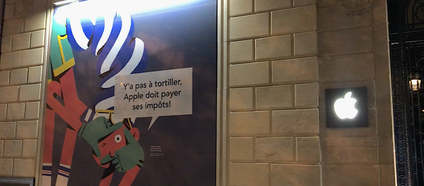 ONG Attac mène une action contre l'Apple Store des Champs Elysées à Paris - Sputnik Afrique