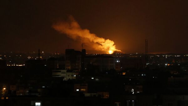 Une explosion dans la bande de Gaza suite à un raid israélien (archive photo) - Sputnik Afrique