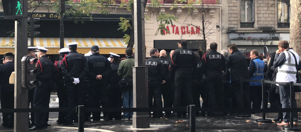 Le Bataclan au centre des hommages aux victimes des attentats du 13 novembre trois ans après le drame qui a frappé la France et cette salle, 13 novembre 2018 Le Bataclan au centre des hommages aux victimes des attentats du 13 novembre trois ans après le drame qui a frappé la France et cette salle, 13 novembre 2018 - Sputnik Afrique