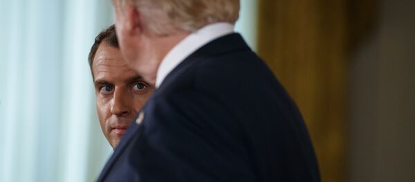 Le Président français Emmanuel Macron écoute son homologue américain Donald Trump lors d’une conférence de presse à la Maison Blanche le mardi 24 avril 2018 à Washington. - Sputnik Afrique