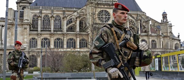 Patrouille de l’opération Sentinelle près de l’église Saint-Eustache, à Paris - Sputnik Afrique