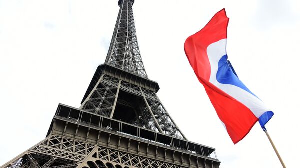 Tour Eiffel à Paris et le drapeau de France. - Sputnik Afrique