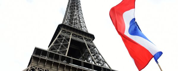 Tour Eiffel à Paris et le drapeau de France. - Sputnik Afrique