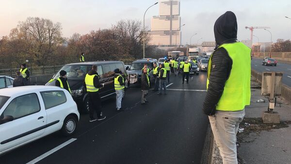 Ce 17 novembre, les «gilets jaunes» organisent des centaines de blocages routiers à travers le pays - Sputnik Afrique
