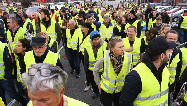 Demonstrator wearing Yellow Vests (Gilets jaunes) protest against the rising of the fuel and oil prices on November 17, 2018on the RN 90 road between Albertville and Chambery, central eastern France. - Sputnik Afrique