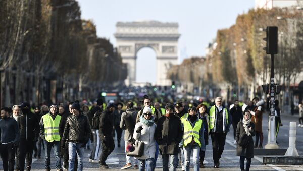 manifestants sur les Champs-Élysées pour protester contre la hausse des taxes sur le carburant - Sputnik Afrique