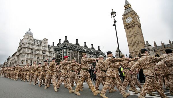Soldiers from the British 7th Armoured Brigade who have returned from service on operations in Iraq march past Big Ben in London (File) - Sputnik Afrique