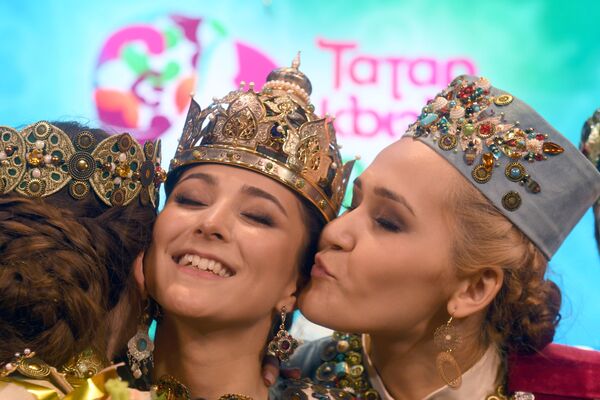 La lauréate et les finalistes du concours de beauté Tatar Kyizyi à Kazan - Sputnik Afrique