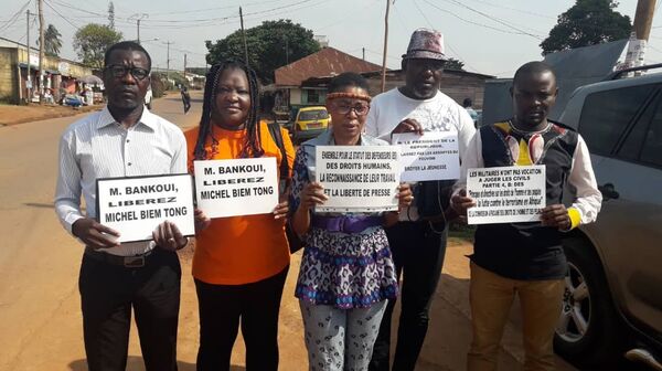 Des membres du REDHAC (Réseau des défenseurs des droits humains en Afrique centrale), vendredi 16 novembre devant la prison de Yaoundé, Cameroun - Sputnik Afrique