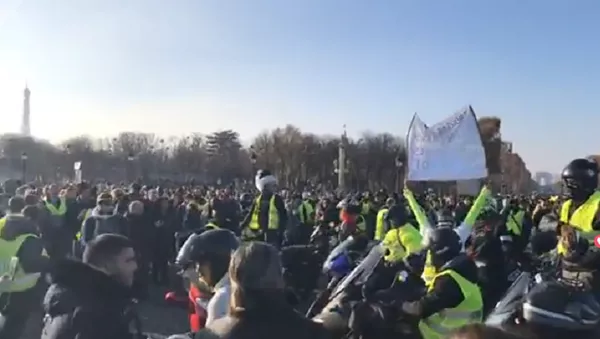 Les Gilets jaunes bloquent les Champs-Élysées - Sputnik Afrique
