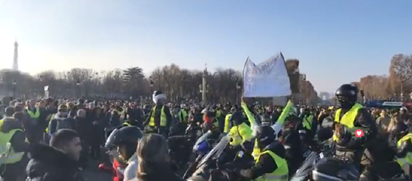 Les Gilets jaunes bloquent les Champs-Élysées - Sputnik Afrique