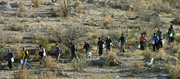 Des migrants essayant de pénétrer illégalement sur le territoire américain - Sputnik Afrique