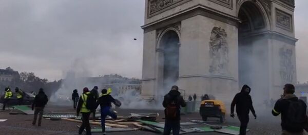 Les gilets jaunes près de l’Arc de Triomphe - Sputnik Afrique