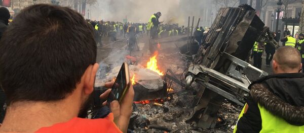 Les «gilets jaunes» entament l’acte 2 de la mobilisation à Paris, 24 novembre 2018 Les «gilets jaunes» entament l’acte 2 de la mobilisation à Paris, 24 novembre 2018 - Sputnik Afrique