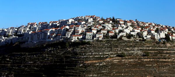 Houses are seen atop a hill in the Israeli settlement of Givat Ze'ev, in the occupied West Bank February 7, 2017 - Sputnik Afrique