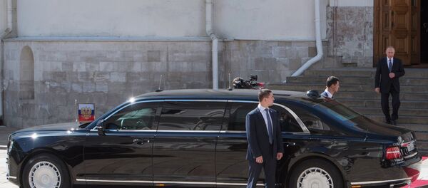 Vladimir Poutine et sa limousine Aurus Senat - Sputnik Afrique