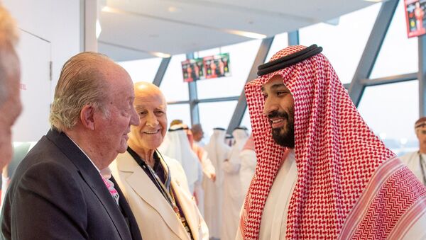 Saudi Crown Prince Mohammed bin Salman speaks with former Spanish King Juan Carlos during the Emirates Formula One Grand Prix at the Yas Marina racetrack in Abu Dhabi, United Arab Emirates November 25, 2018. - Sputnik Afrique