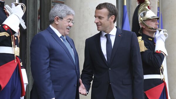 Le Président français Emmanuel Macron et le Premier ministre algérien Ahmed Ouyahia - Sputnik Afrique