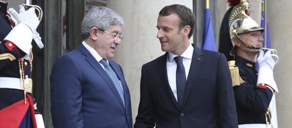 Le Président français Emmanuel Macron et le Premier ministre algérien Ahmed Ouyahia - Sputnik Afrique