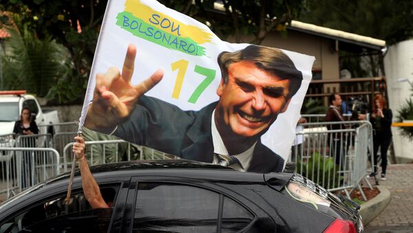 A supporter of Brazil's new president-elect, Jair Bolsonaro, celebrates in front of Bolsonaro's condominium at Barra da Tijuca neighborhood in Rio de Janeiro, Brazil October 29, 2018. - Sputnik Afrique
