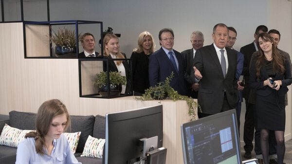 Sergueï Lavrov lors d'une visite dans le bureau de RT France à Paris - Sputnik Afrique