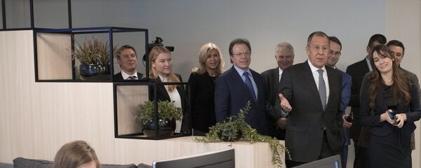 Sergueï Lavrov lors d'une visite dans le bureau de RT France à Paris - Sputnik Afrique