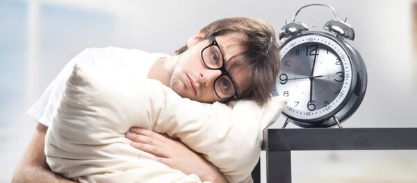 Sad man holding pillow and the clock - Sputnik Afrique