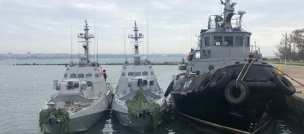 Les vedettes blindées ukrainiennes Berdiansk et Nikopol (à gauche) et le remorqueur Yany Kapu à Kertch - Sputnik Afrique