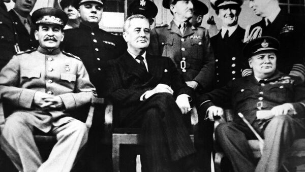 Председатель СССР Иосиф Сталин, президент США Франклин Рузвельт и премьер-министр Великобритании Уинстон Черчилль на Тегеранской конференции, 1943 год - Sputnik Afrique