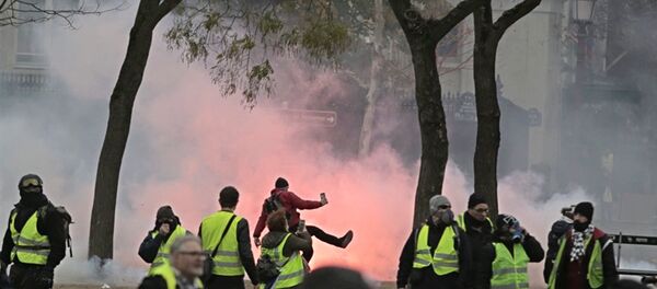 Un rassemblement des gilets jaunes du 1er décembre à Paris - Sputnik Afrique
