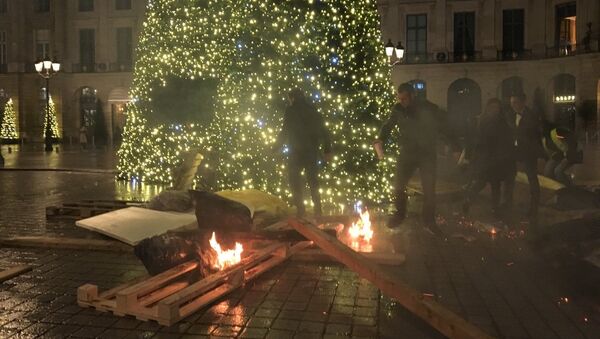 Barricades en feu pres de l'arbre de Noël, place Vendôme - Sputnik Afrique