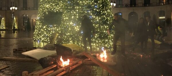 Barricades en feu pres de l'arbre de Noël, place Vendôme Barricades en feu pres de l'arbre de Noël, place Vendôme - Sputnik Afrique