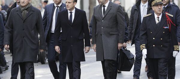 Emmanuel Macron à l'Arc de Triomphe après les violences (images) - Sputnik Afrique