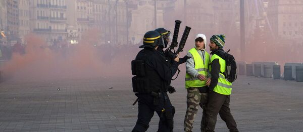 Une manifestation des gilets jaunes à Marseille le 1er décembre 2018 - Sputnik Afrique