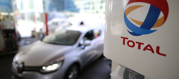 People wait to fill their tanks at a Total gas station on May 31, 2017 in Issy-les-Moulineaux, outside Paris, as truck drivers transporting dangerous materials (gas, petrol) are continuing their strike launched on May - Sputnik Afrique