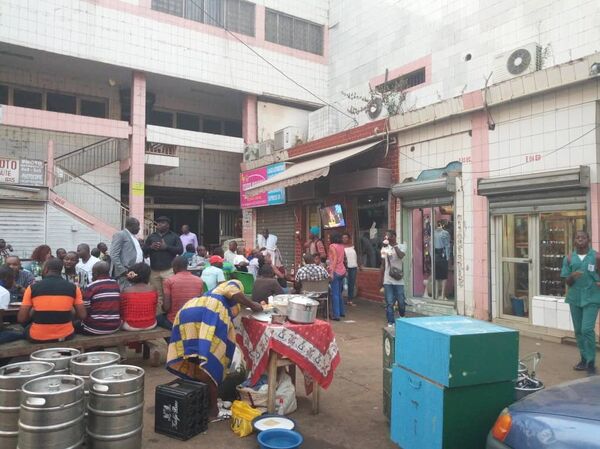Des spectateurs suivent le match de la CAN féminine Cameroun contre Mali, dans le centre-ville de Yaoundé, vendredi 30 novembre. Yaoundé, Cameroun Des spectateurs suivent le match de la CAN féminine Cameroun contre Mali, dans le centre-ville de Yaoundé, vendredi 30 novembre. Yaoundé, Cameroun - Sputnik Afrique