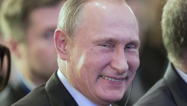 Vladimir Poutine sourit - Sputnik Afrique