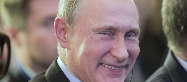 Vladimir Poutine sourit - Sputnik Afrique